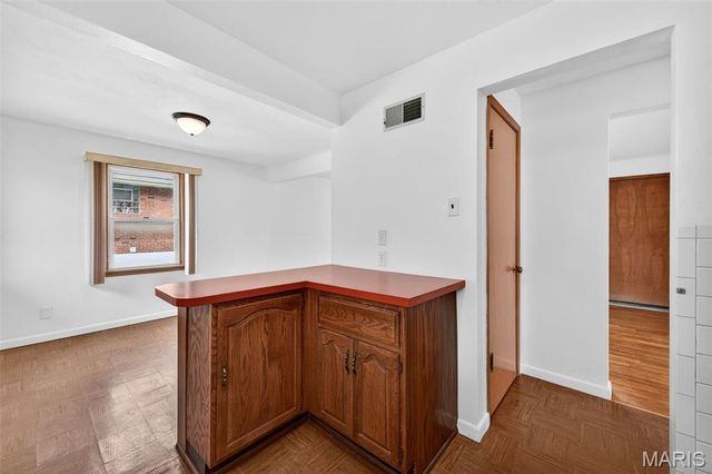 8735 Glenwood Drive, St Louis, MO 63126