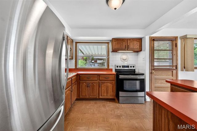 8735 Glenwood Drive, St Louis, MO 63126