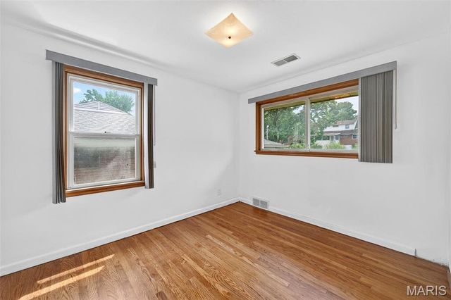 8735 Glenwood Drive, St Louis, MO 63126