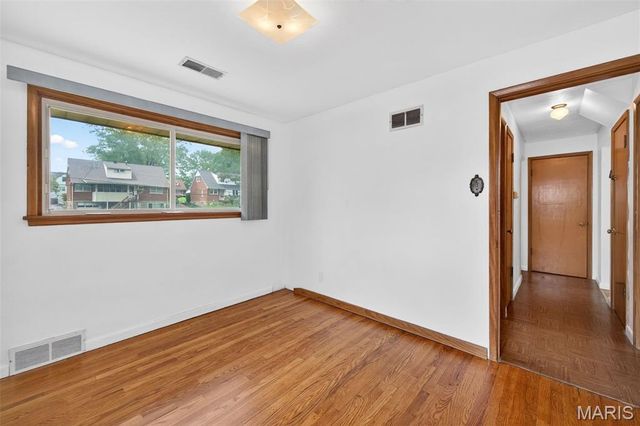 8735 Glenwood Drive, St Louis, MO 63126