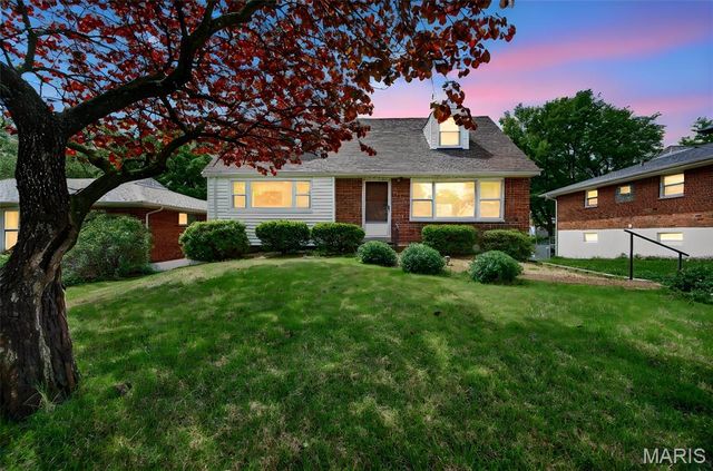 8735 Glenwood Drive, St Louis, MO 63126