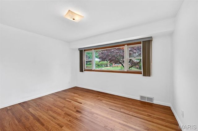 8735 Glenwood Drive, St Louis, MO 63126