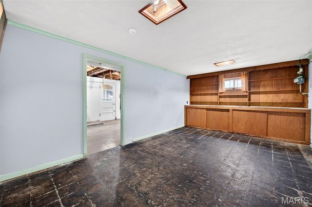 8735 Glenwood Drive, St Louis, MO 63126