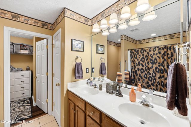 10902 Oxford Commons Ct, Louisville, KY 40291