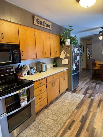 826 Maple Street NE, Hutchinson, MN 55350