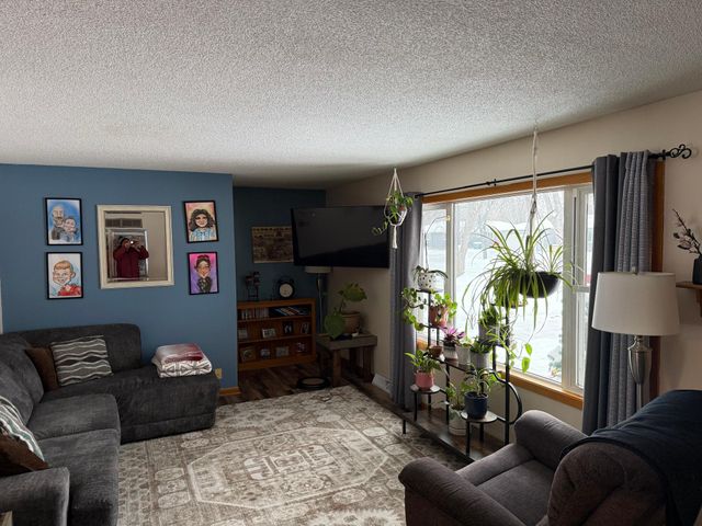 826 Maple Street NE, Hutchinson, MN 55350