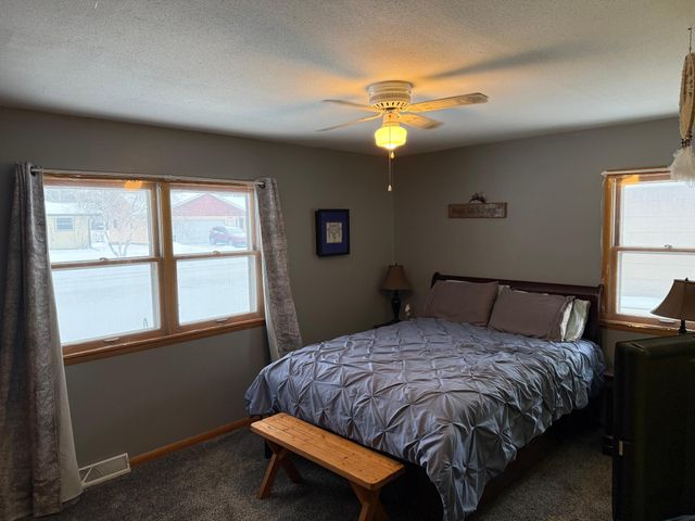 826 Maple Street NE, Hutchinson, MN 55350