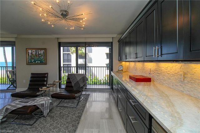 9653 Gulf Shore DR 203, Naples, FL 34108