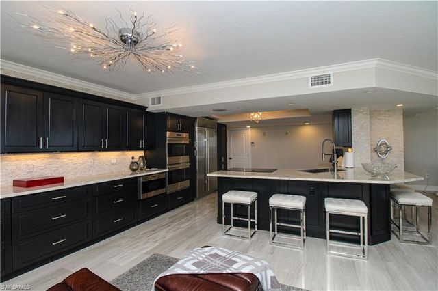 9653 Gulf Shore DR 203, Naples, FL 34108