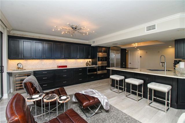9653 Gulf Shore DR 203, Naples, FL 34108