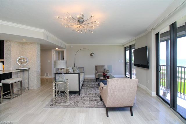 9653 Gulf Shore DR 203, Naples, FL 34108