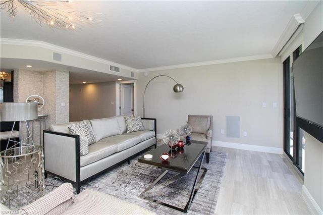 9653 Gulf Shore DR 203, Naples, FL 34108