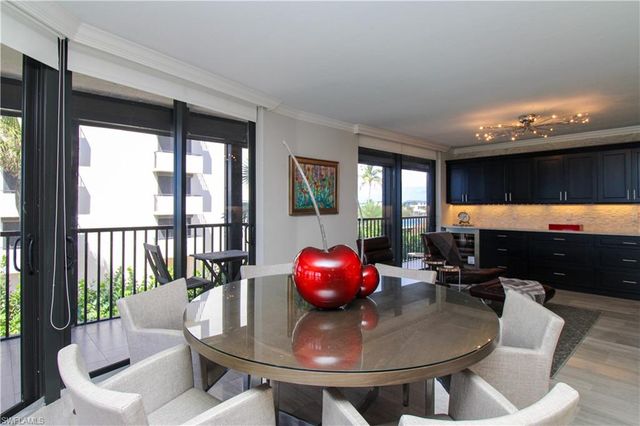 9653 Gulf Shore DR 203, Naples, FL 34108