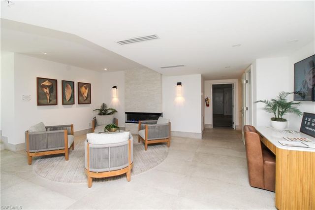 9653 Gulf Shore DR 203, Naples, FL 34108