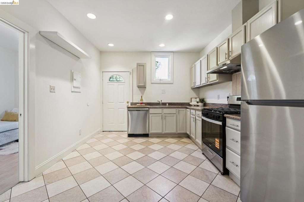 Image 10 of property listing at 220 Marina Way, Richmond, CA 94801