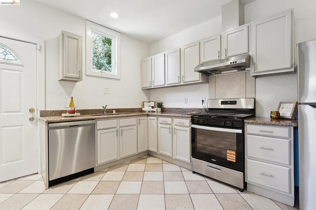 Image 11 of property listing at 220 Marina Way, Richmond, CA 94801