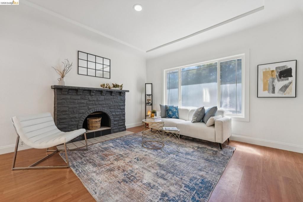 Image 4 of property listing at 220 Marina Way, Richmond, CA 94801