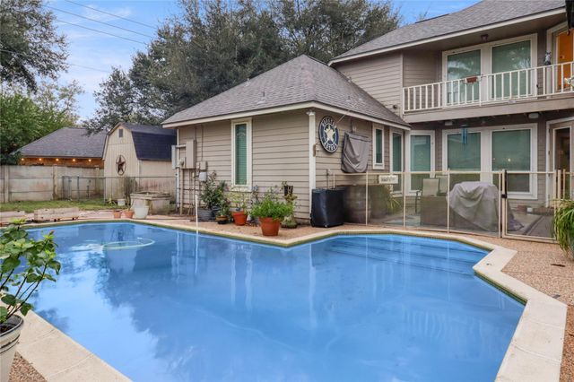 134 Strawberry Drive, Lake Jackson, TX 77566