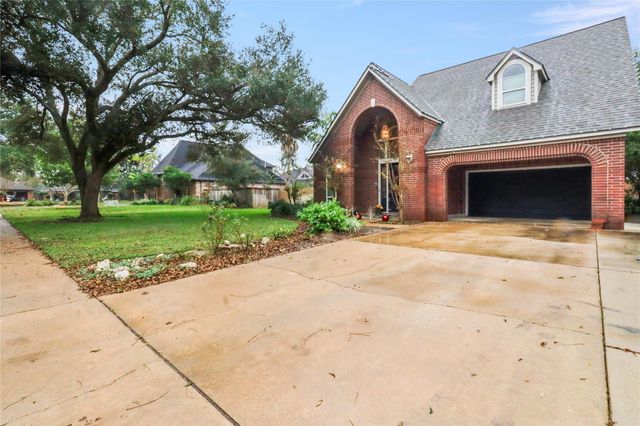 134 Strawberry Drive, Lake Jackson, TX 77566