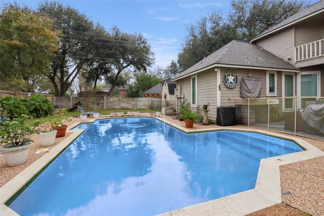 134 Strawberry Drive, Lake Jackson, TX 77566