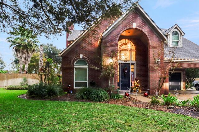 134 Strawberry Drive, Lake Jackson, TX 77566