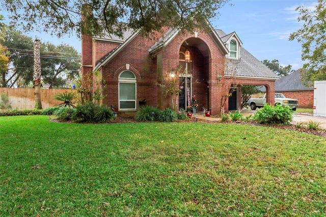 134 Strawberry Drive, Lake Jackson, TX 77566