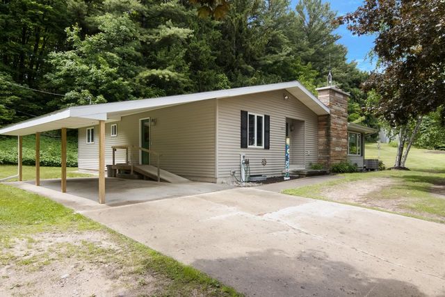 1551 N Macksey Road, Suttons Bay, MI 49682