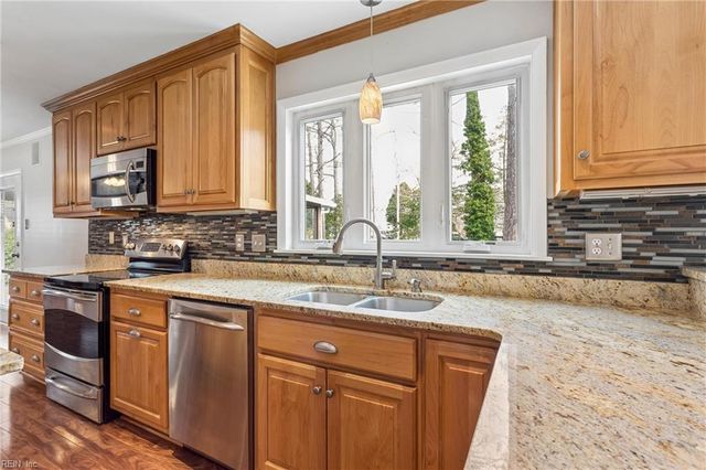 514 York Warwick DR, Yorktown, VA 23692