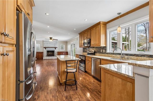 514 York Warwick DR, Yorktown, VA 23692