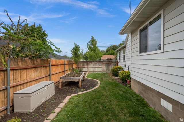 1716 E WOODSIDE DR, Holladay, UT 84124