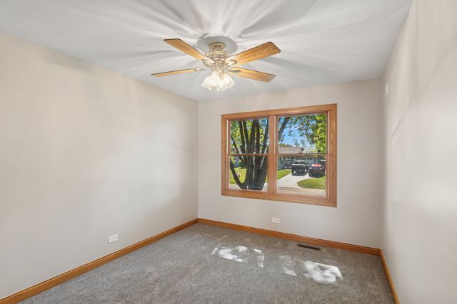 1900 Burr Oak Lane, Lindenhurst, IL 60046