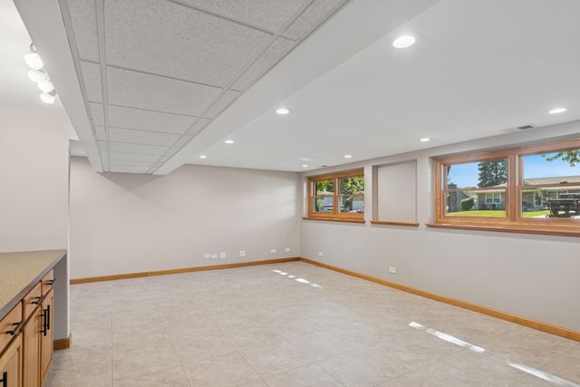 1900 Burr Oak Lane, Lindenhurst, IL 60046