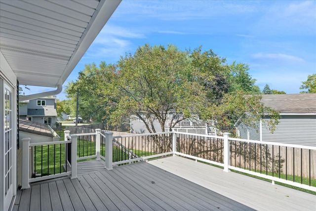 1900 Burr Oak Lane, Lindenhurst, IL 60046