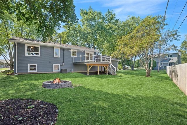 1900 Burr Oak Lane, Lindenhurst, IL 60046