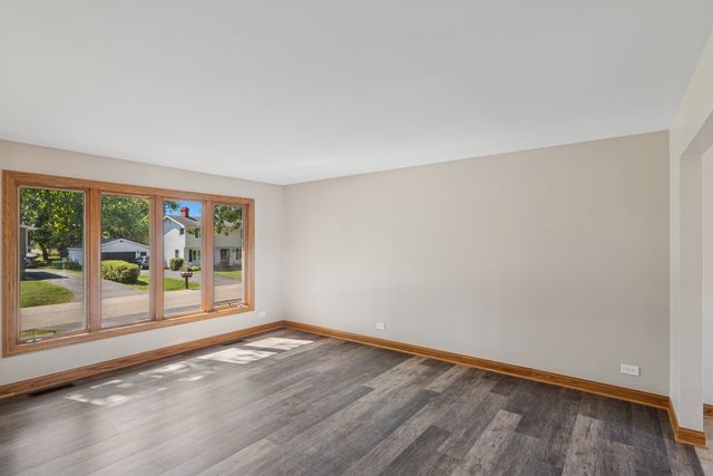 1900 Burr Oak Lane, Lindenhurst, IL 60046