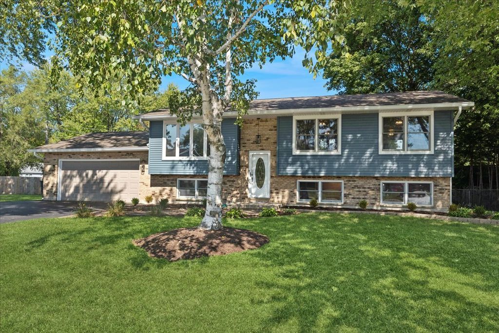1900 Burr Oak Lane, Lindenhurst, IL 60046