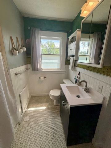 907 37th Street, Des Moines, IA 50312