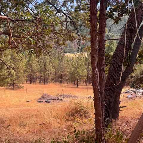 4586 W Griffin Creek Road, Medford, OR 97501