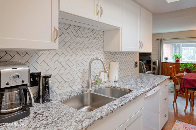365 W Calle De La Amistad, Green Valley, AZ 85614