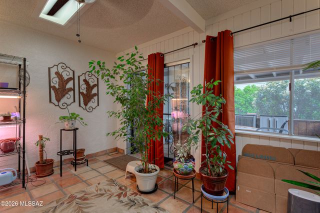 365 W Calle De La Amistad, Green Valley, AZ 85614