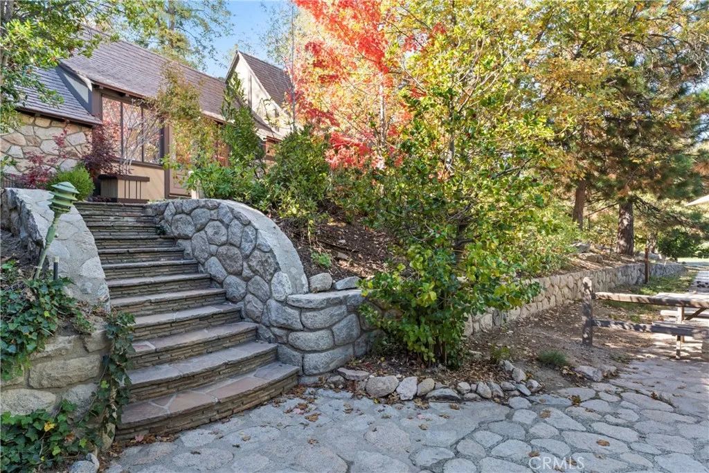 27625 High Knoll Road, Lake Arrowhead, CA 92352