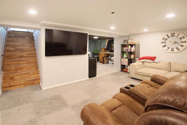 1402 W MURDOCK AVENUE, Oshkosh, WI 54901