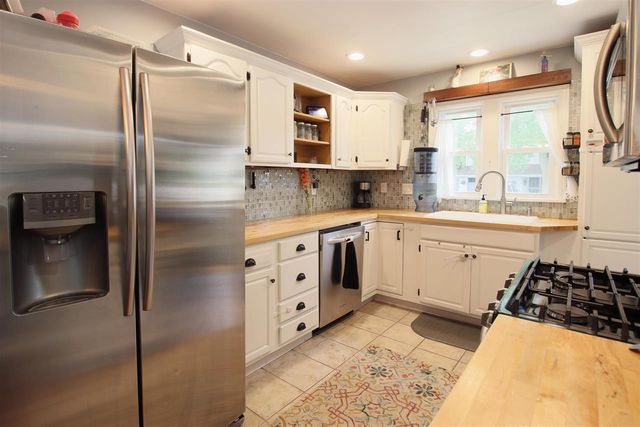 1402 W MURDOCK AVENUE, Oshkosh, WI 54901