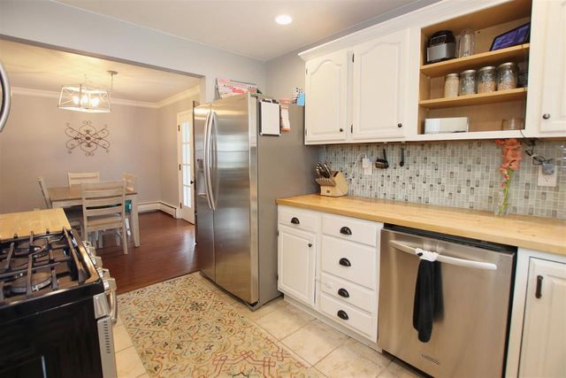 1402 W MURDOCK AVENUE, Oshkosh, WI 54901