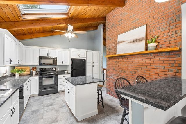 10 Lowell Dr, Stow, MA 01775