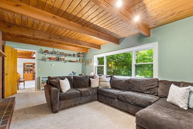 10 Lowell Dr, Stow, MA 01775