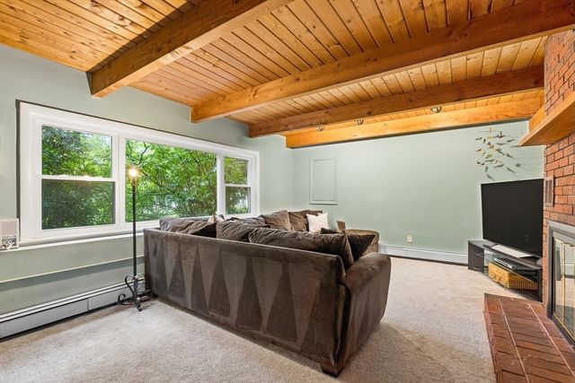 10 Lowell Dr, Stow, MA 01775