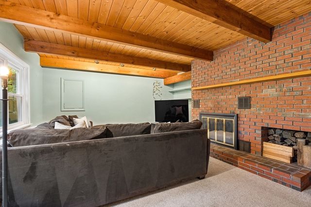 10 Lowell Dr, Stow, MA 01775