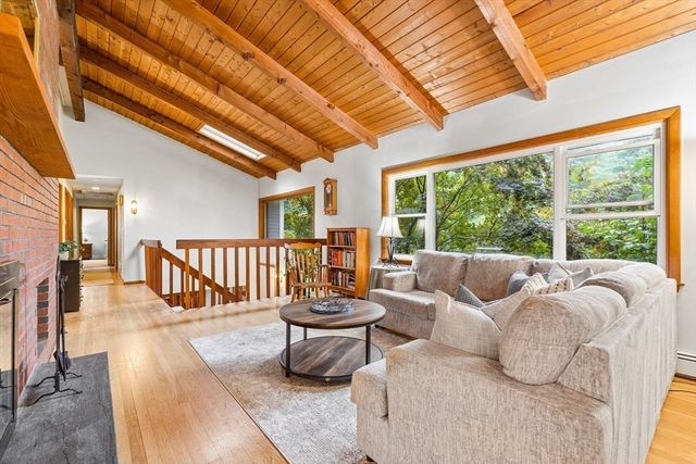 10 Lowell Dr, Stow, MA 01775