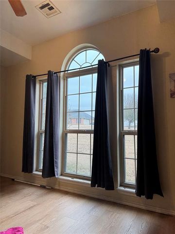 1560 Twin Spires Trail, Guthrie, OK 73044